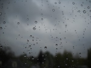 Notre fenêtre portait des centaines de gouttes de pluies