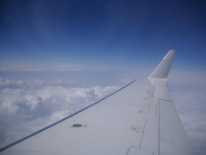 Un trajet en avion presque tout le temps au dessus des nuages : vue d'un hublot...