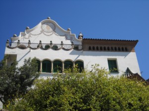 Façade de cette maison avec une horloge solaire près du toit en haut...