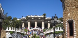L'entrée du parc, avec une foule immense qui s'accumulait sur les escaliers...
