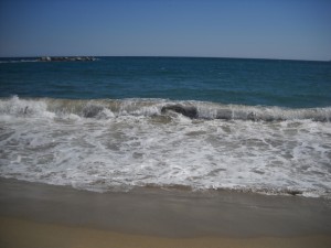 Une grosse vague déferle sur la plage de Barcelone...