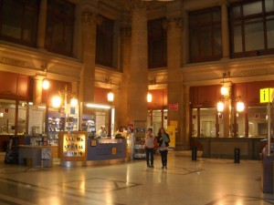 La poste de Barcelone, très grande et ressemblant à l'intérieur à une église...