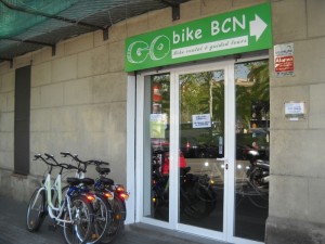 Photo des 4 vélos que nous avions loué, devant le magasin...