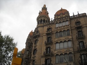Joli monument au coin d'une rue de Barcelone...