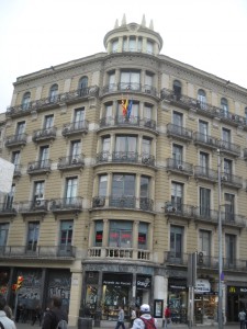 Bâtiment au coin d'une rue...