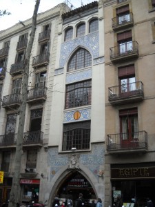 Beau bâtiment avec un restaurant en bas...