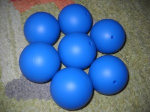 Voici les 7 balles de jonglage de couleur bleues que nous avons achetées...